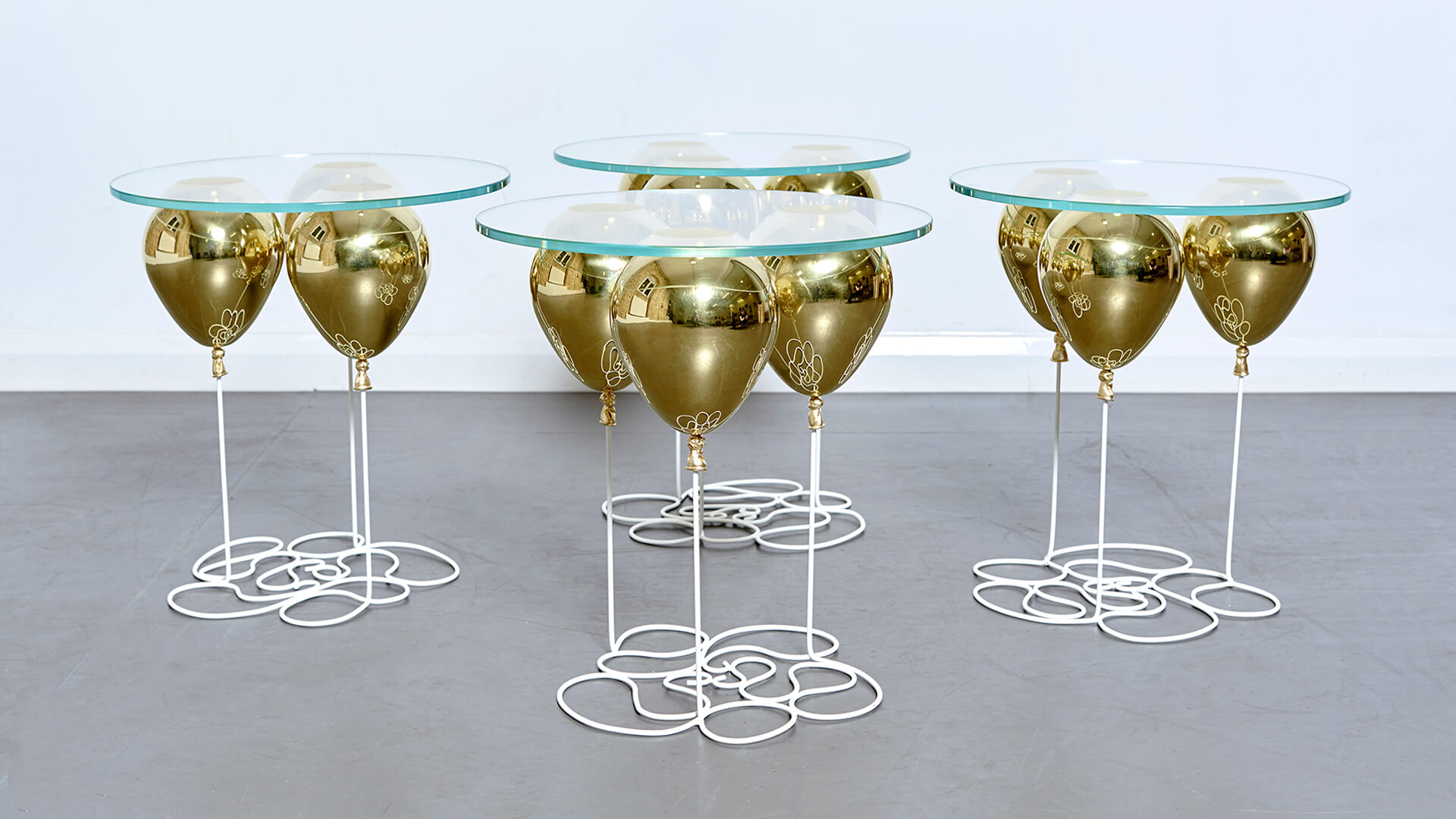 Balloon Sidetable Carousel Image 01